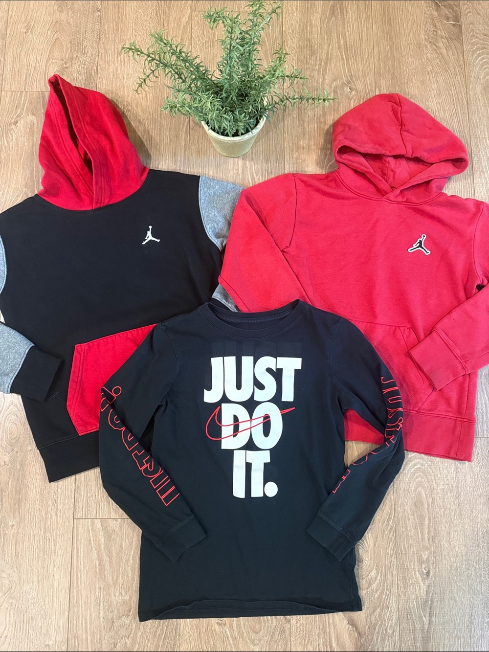 ((3 PIECE)) BOYS JORDAN AND NIKE HOODIE AND TEE BUNDLE SIZE MEDIUM EUC